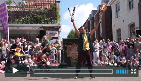 photo représentant deux acrobates jonglant avec du feu du spectacle Let's do this! de la compagnie Les Dudes'